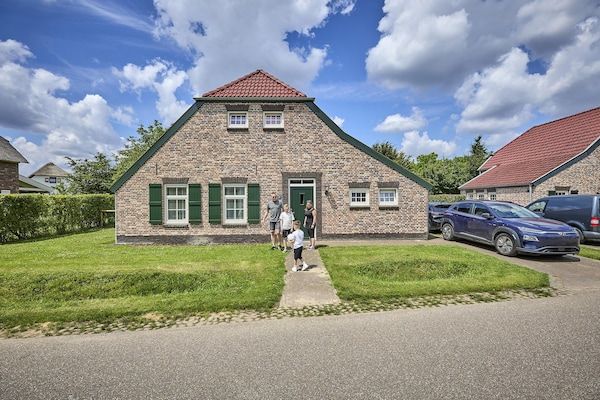 Buitenkant - Boerderij in Limburg bij Subtropisch Zwembad in Roggel (1)