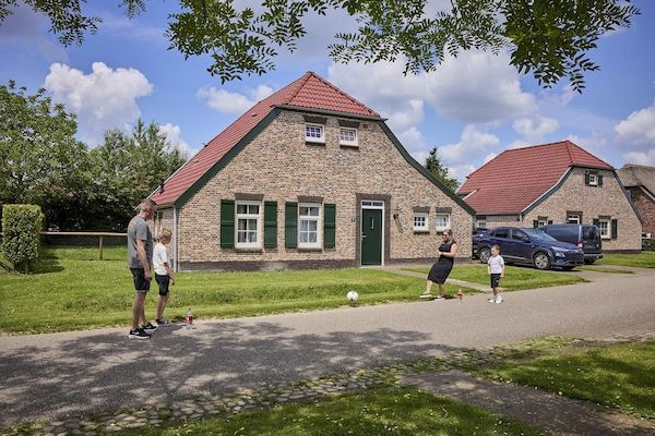 Buitenkant - Boerderij in Limburg bij Subtropisch Zwembad in Roggel (5)
