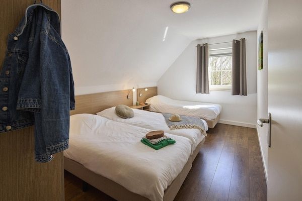 Slaapkamer - Boerderij in Limburg bij Subtropisch Zwembad in Roggel (4)