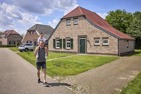 Buitenkant - Boerderij in Limburg bij Subtropisch Zwembad in Roggel (1)