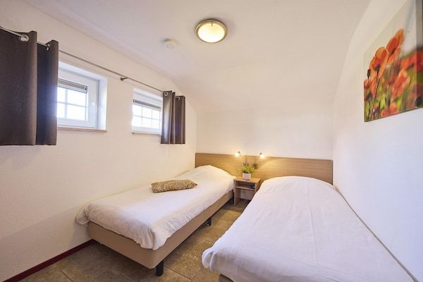 Slaapkamer - Boerderij in Limburg bij Subtropisch Zwembad in Roggel (5)