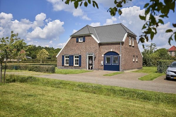 Buitenkant - Boerderij in Limburg bij Maasplassen in Roggel (1)