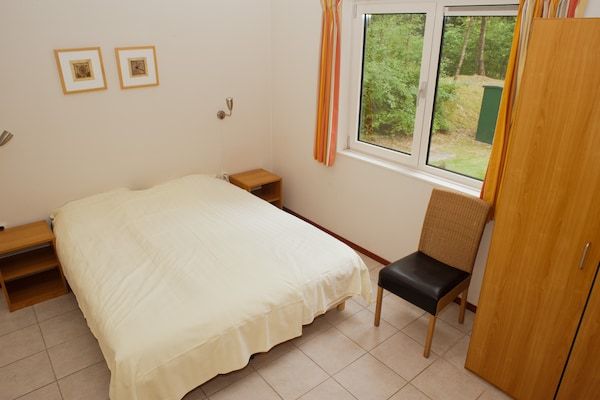 Slaapkamer - Bungalow in Nederland met Privé Sauna in Kootwijk (3)