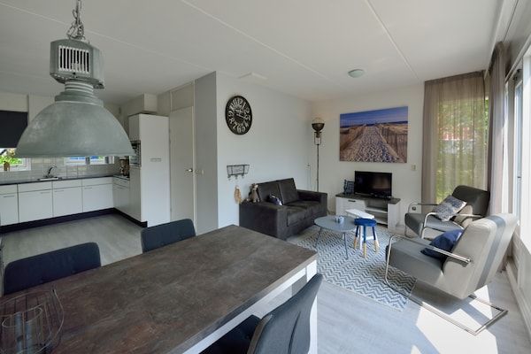 Woonkamer - Charmante villa aan het meer in Steendam (5)