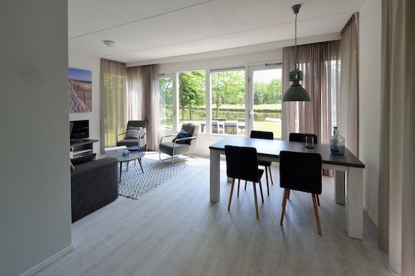 Eetkamer - Villa aan het water met uitzicht in Steendam (5)