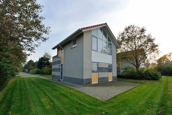 Buitenkant - Vrijstaand vakantiehuis met combimagnetron, aan Schildmeer in Steendam (3)