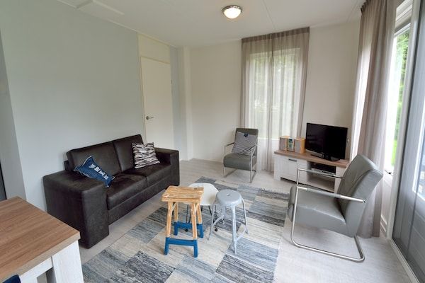 Woonkamer - Vakantiehuis in Steendam met tuin in Steendam (3)