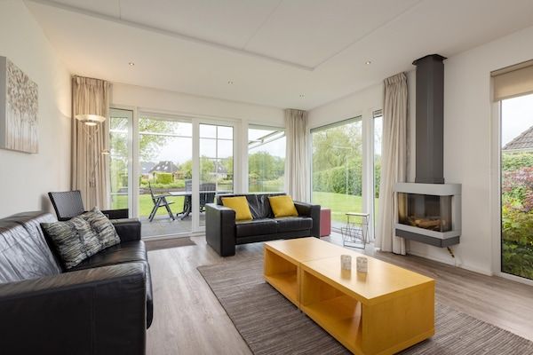 Woonkamer - Ontspannende vakantie op het water in Eernewoud (2)