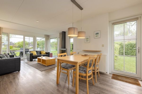 Woonkamer - Ontspannende vakantie op het water in Eernewoud (3)