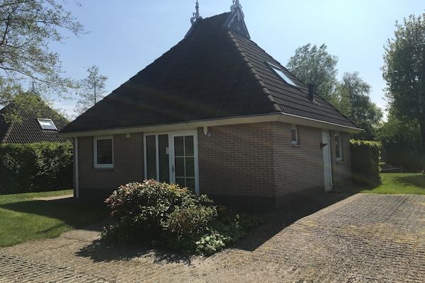 Buitenkant - Verblijf aan het water met privé-aanlegsteiger in Eernewoud (2)