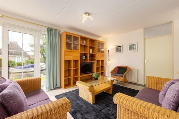 Woonkamer - Natuurbungalow met twee badkamers in Eernewoud (4)