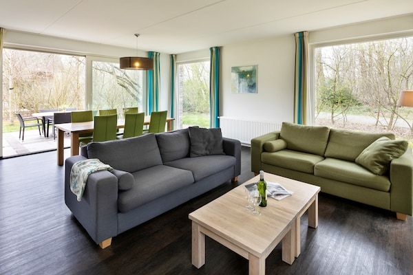 Woonkamer - Wellness Villa in Groene Ruinen in Ruinen (3)