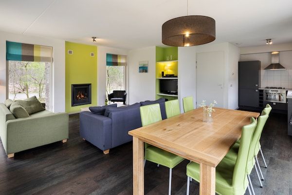 Eetkamer - Wellness Villa in Groene Ruinen in Ruinen (4)