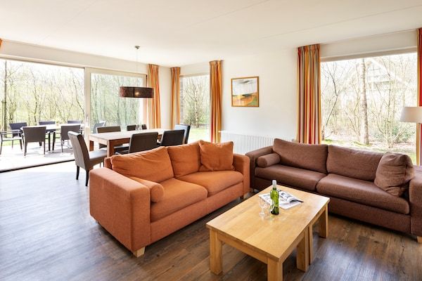 Woonkamer - ruime en stijlvolle villa in Ruinen (3)