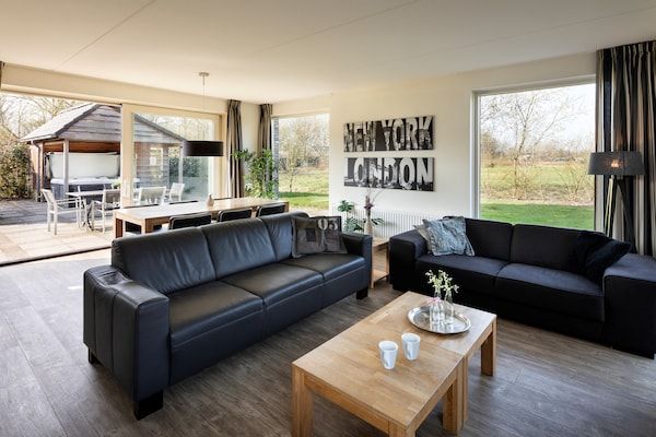 Woonkamer - Villa met hottub en jacuzzi in Ruinen (4)