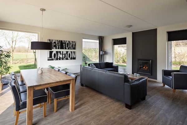 Woonkamer - Villa met hottub en jacuzzi in Ruinen (5)