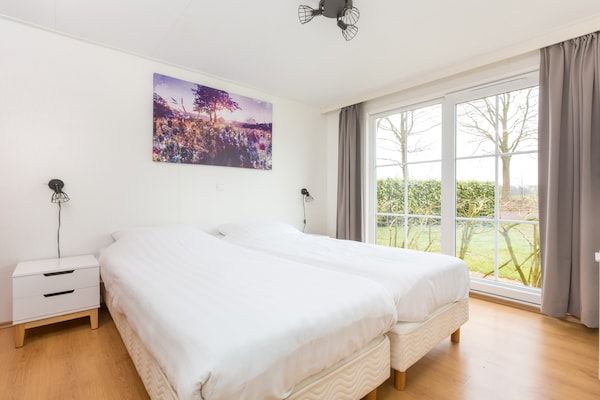 Slaapkamer - Modern en Gezellig Chalet in Twente in Hoge Hexel (5)