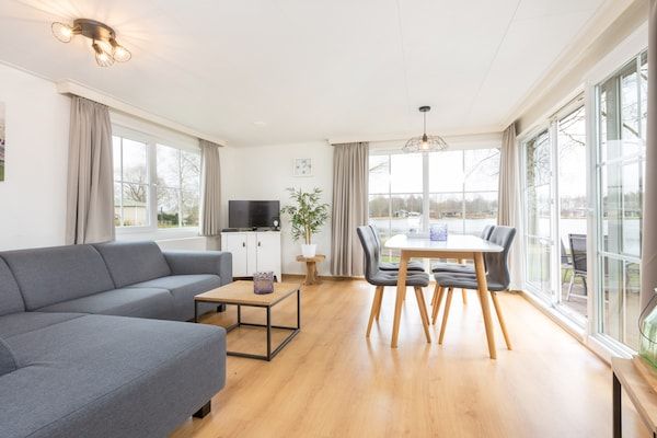 Woonkamer - Modern en Gezellig Chalet in Twente in Hoge Hexel (2)