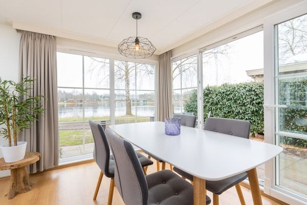 Eetkamer - Modern en Gezellig Chalet in Twente in Hoge Hexel (3)
