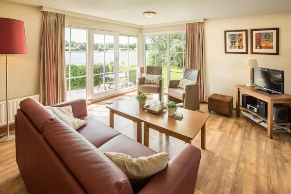Woonkamer - Luxe Chalet met Sauna in Hoge Hexel (2)