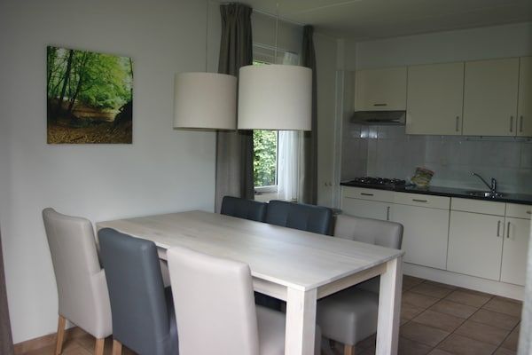 Eetkamer - Gezellig Huisje nabij Drents-Friese in Hoogersmilde (5)