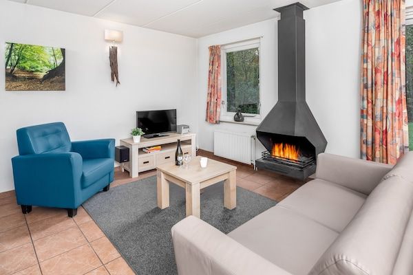Woonkamer - Gezellig Huisje nabij Drents-Friese in Hoogersmilde (4)