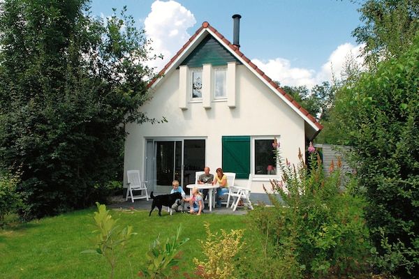 Buitenkant - Vakantiehuis met open haard nabij Wold in Hoogersmilde (2)