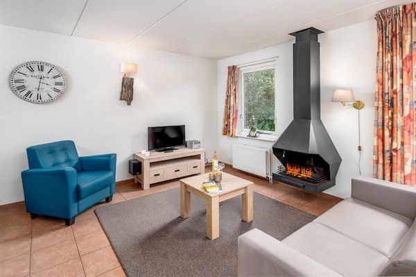 Woonkamer - Vakantiehuis met open haard nabij Wold in Hoogersmilde (3)