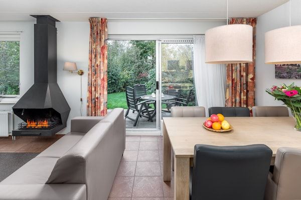 Woonkamer - Vakantiehuis met open haard nabij Wold in Hoogersmilde (4)