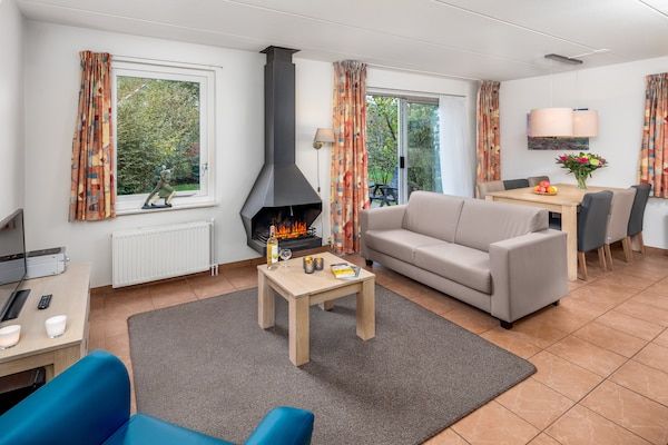 Woonkamer - Vakantiehuis met open haard nabij Wold in Hoogersmilde (5)