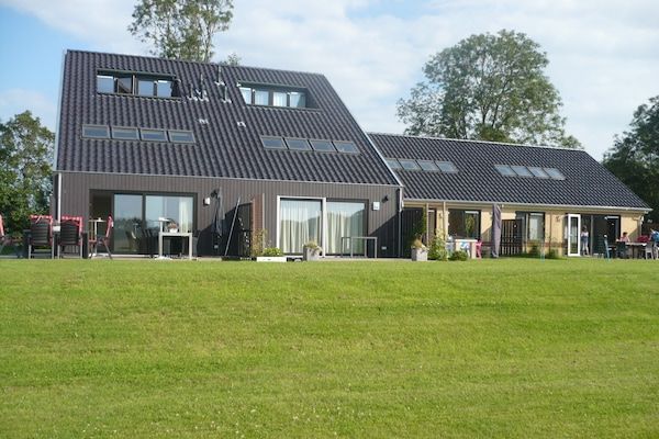 Buitenkant - vakantiehuis met privéterras in Langweer (1)