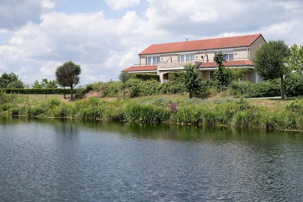 Buitenkant - Havenwoning met fantastisch uitzicht in Heel (1)