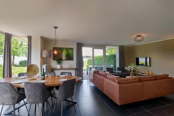 Woonkamer - Villa met uitzicht op het meer in Heel (4)