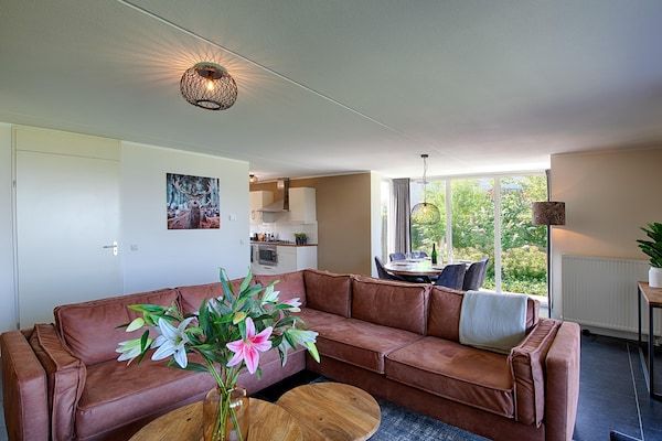 Woonkamer - Villa met uitzicht op het meer in Heel (5)