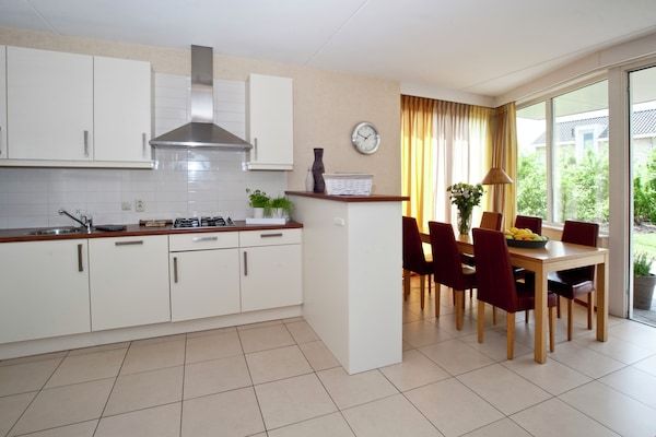 Keuken - Stijlvolle villa met ruime tuin in Heel (3)