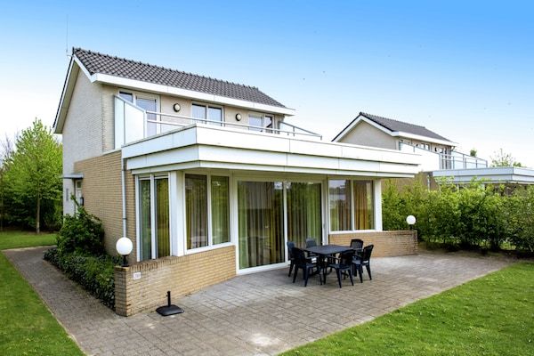 Buitenkant - Stijlvolle villa met ruime tuin in Heel (1)