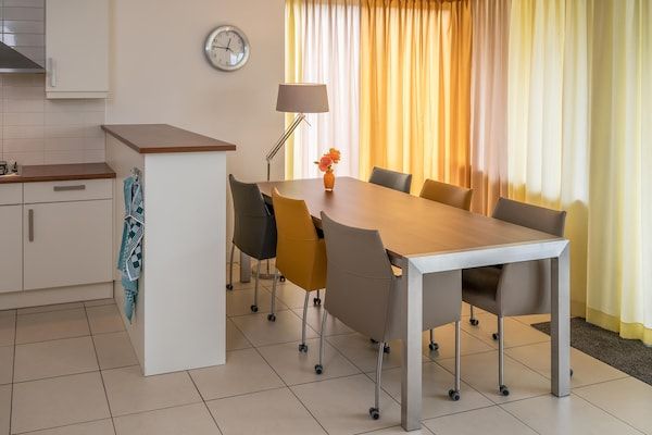 Eetkamer - Stijlvolle villa met ruime tuin in Heel (5)