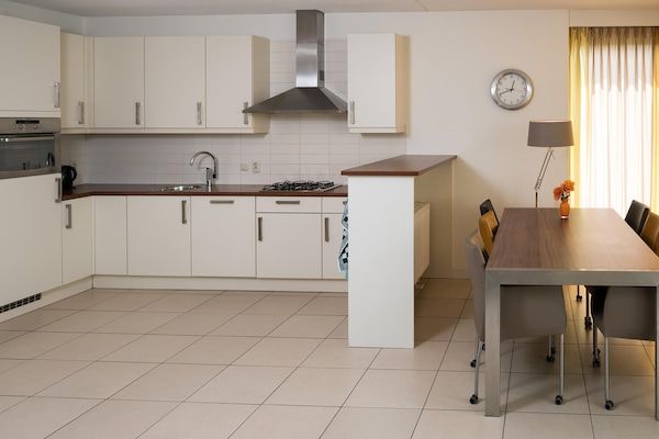 Keuken - Stijlvolle villa met ruime tuin in Heel (4)