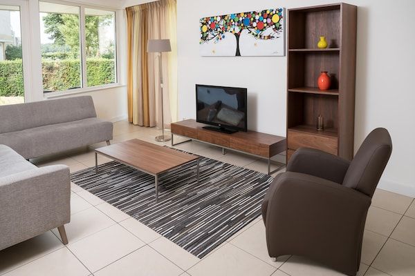 Woonkamer - Stijlvolle villa met ruime tuin in Heel (2)
