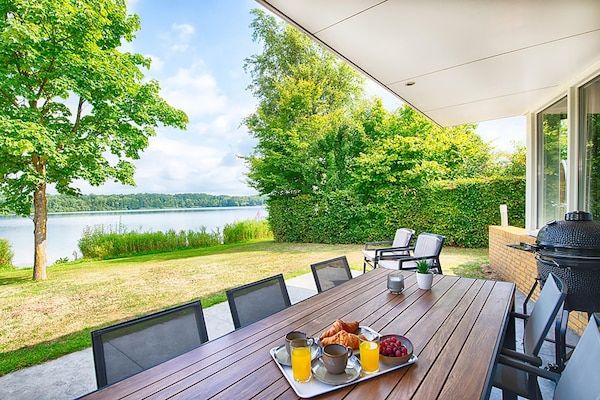 Terras - Villa op mooi resort met Sauna en Uitzicht in Heel (2)