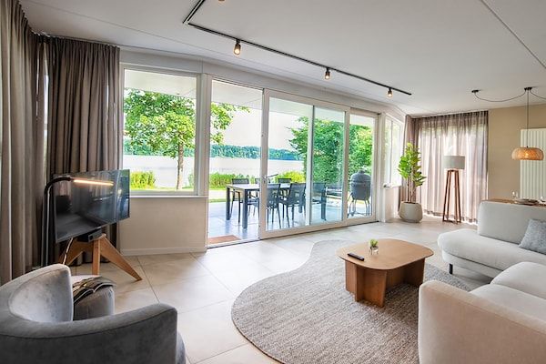 Woonkamer - Villa op mooi resort met Sauna en Uitzicht in Heel (3)