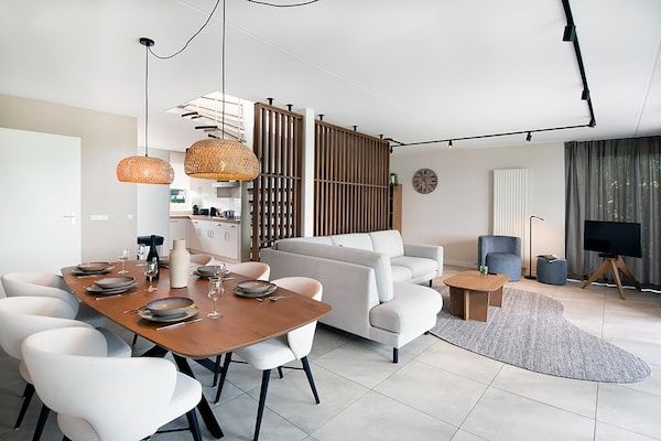Woonkamer - Villa op mooi resort met Sauna en Uitzicht in Heel (4)