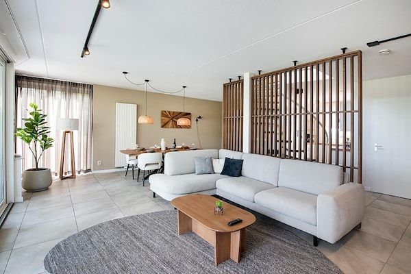 Woonkamer - Villa op mooi resort met Sauna en Uitzicht in Heel (5)