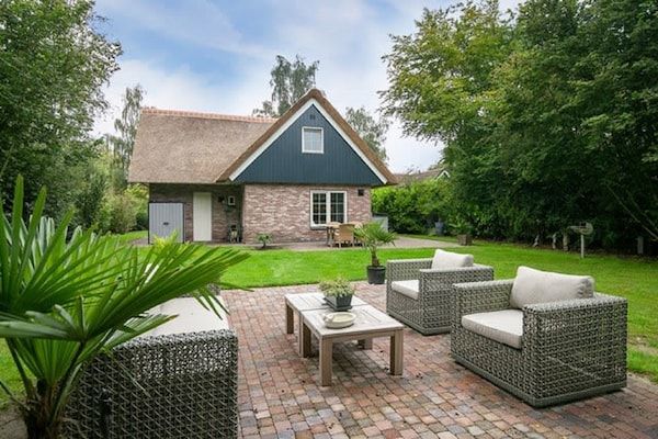 Terras - Rustieke villa met gedeeld zwembad in Paasloo (2)