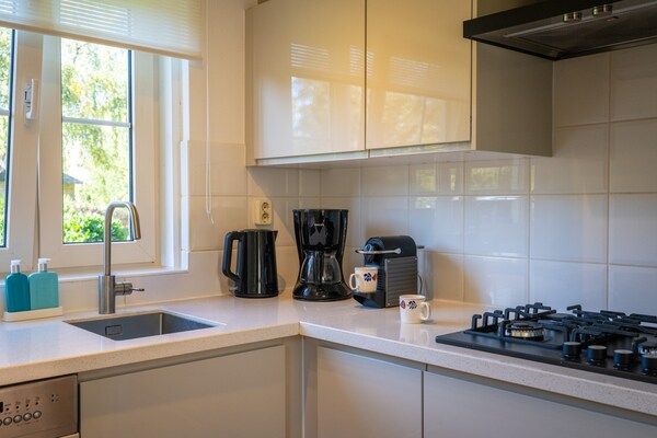 Keuken - Rustieke villa met gedeeld zwembad in Paasloo (4)