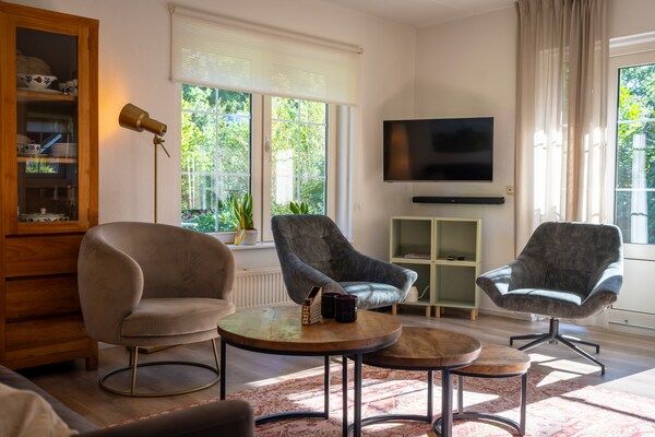 Woonkamer - Rustieke villa met gedeeld zwembad in Paasloo (3)