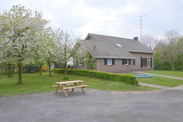 Buitenkant - Vakantiehuis in Elsendorp met Tuin in Elsendorp (1)