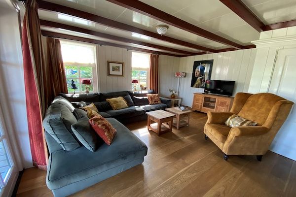 Woonkamer - Comfortabele kustvakantie in Hippolytushoef (2)