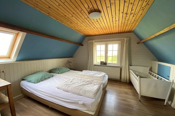 Slaapkamer - Comfortabele kustvakantie in Hippolytushoef (4)