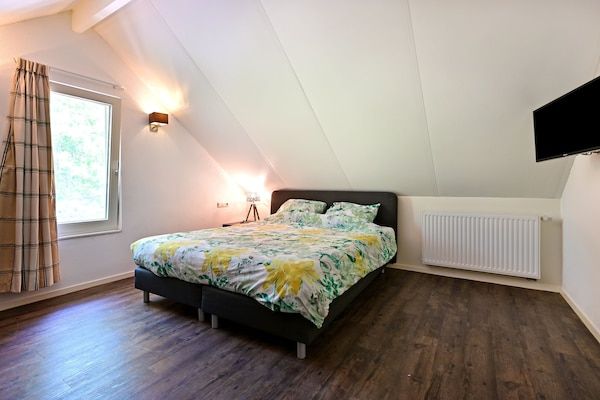 Slaapkamer - Chalet in Reutum met Sauna en Natuur in Reutum-Weerselo (4)